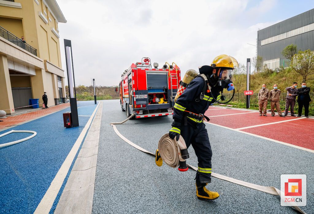 消防员在贡井华商世纪汇开展灭火实战演练