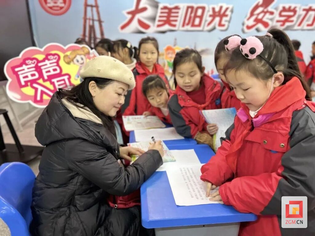 大安小學(xué)學(xué)生參加期末考試.jpg
