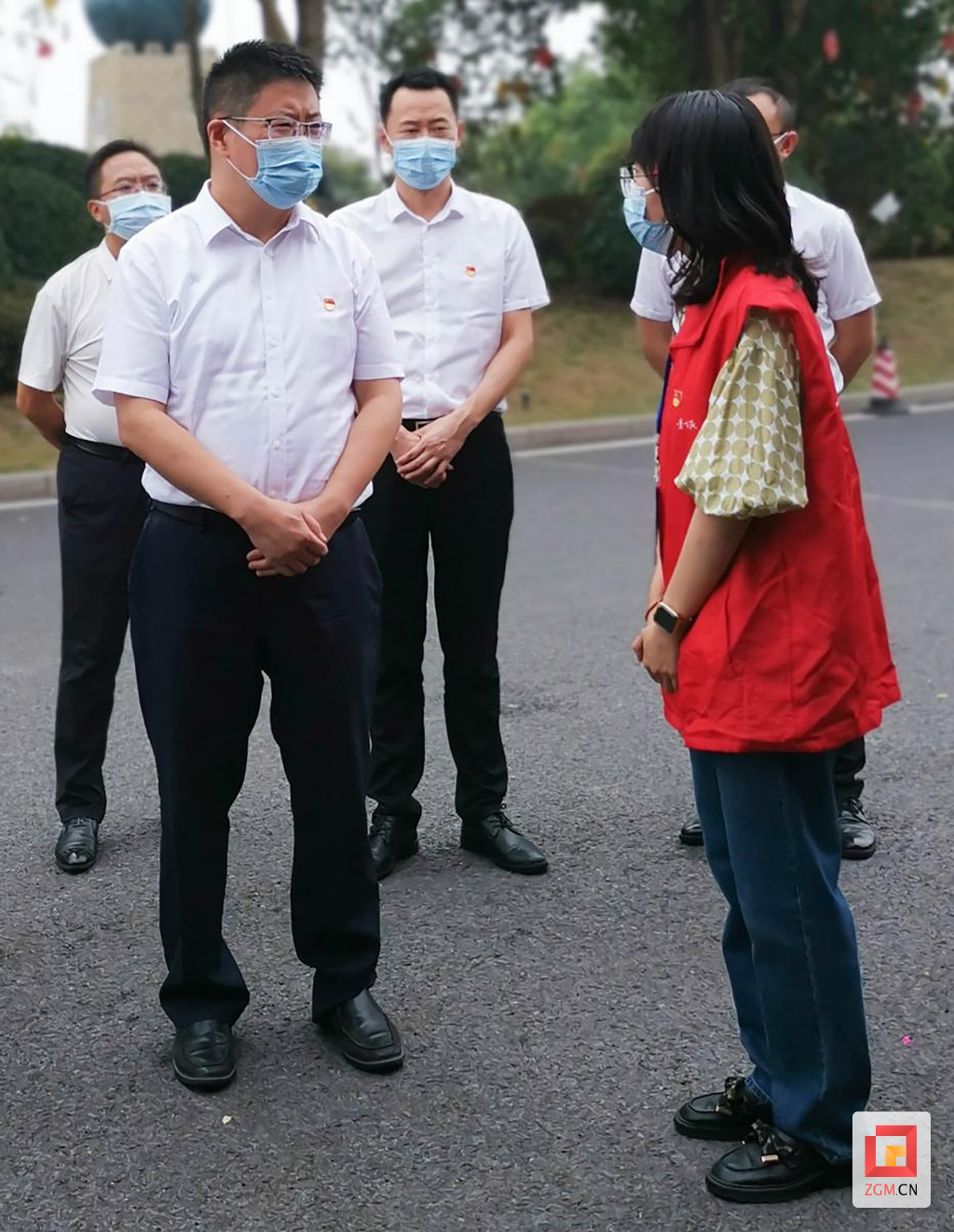 3.市委常委、組織部部長朱云在自貢東高速路口交通查驗(yàn)點(diǎn)慰問防疫一線黨員志愿者.png