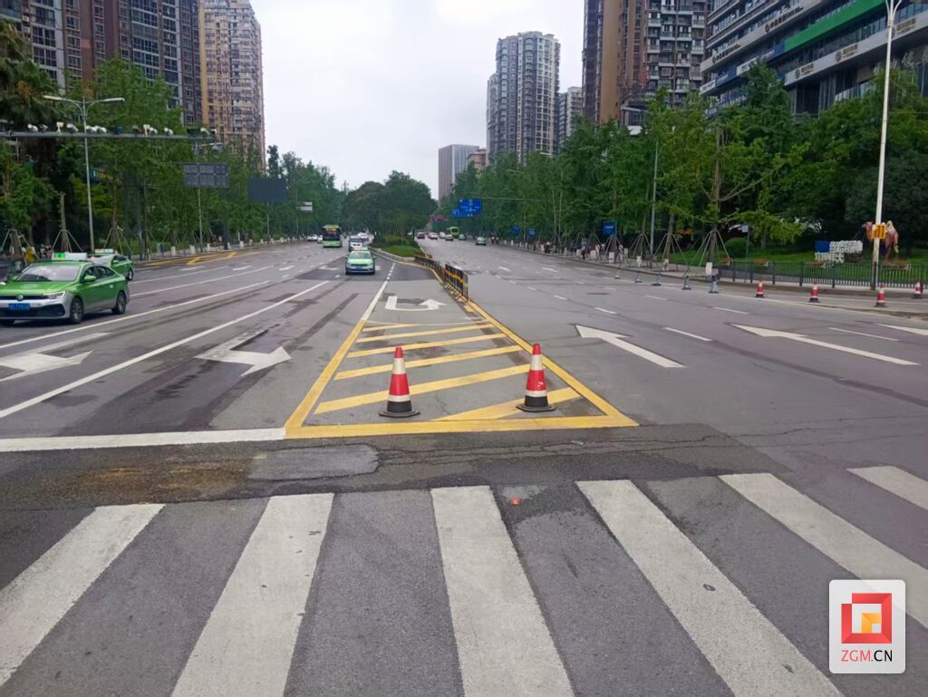 南湖印象路口多了一条掉头道.jpg
