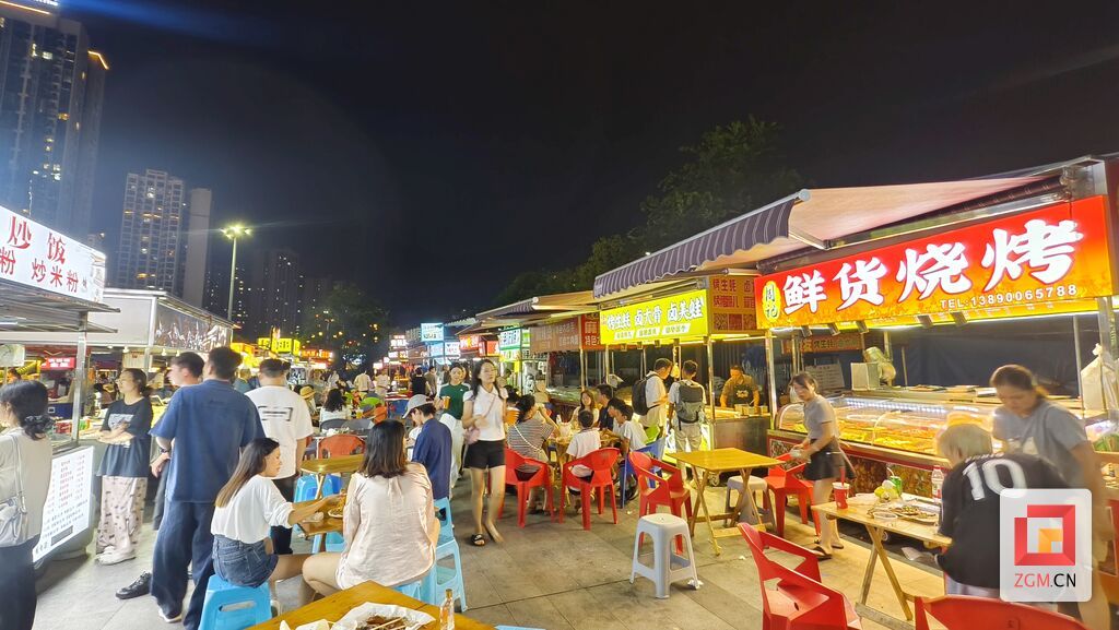 市民在华商西广场夜宵消费 记者罗祥瑞摄 (2).jpg