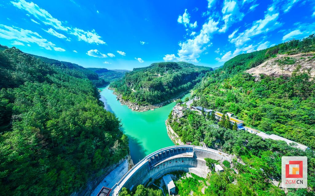 碧绿江水蜿蜒流淌,绿水青山相映成景 记者 宋姿熠 摄.jpg