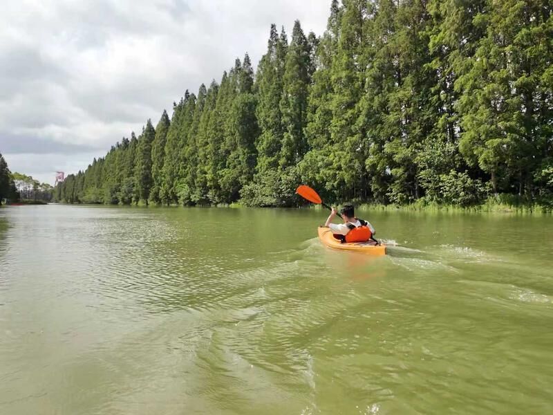 (新海村图片说明2)游客在长江林场体验皮划艇。(苏州日报记者 王泽雨 摄).jpg