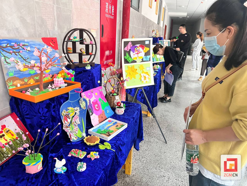 参观学生作品.png