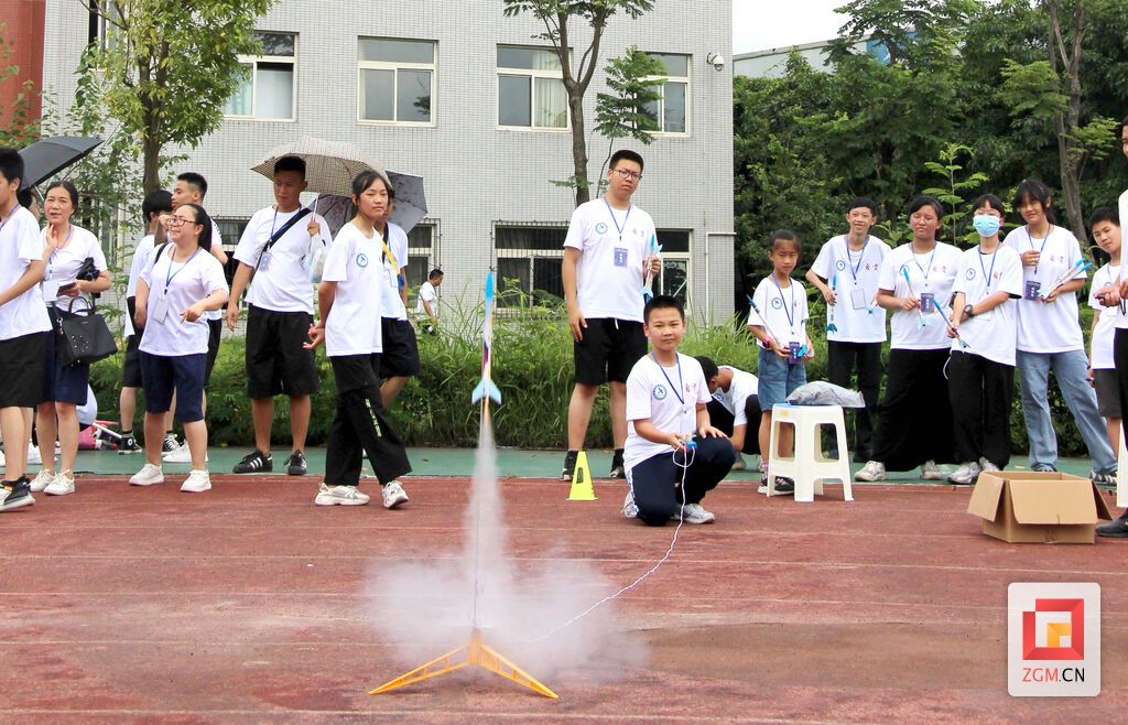 自贡市代表队参加火箭伞降比赛