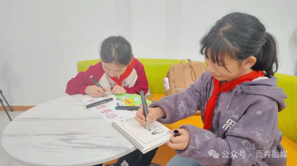 学生在儿童之家画画.png