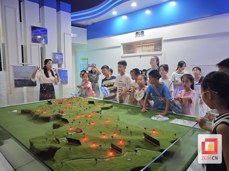 南苑社区盐都“爱心蜀托”班走进市气象局学习.jpg