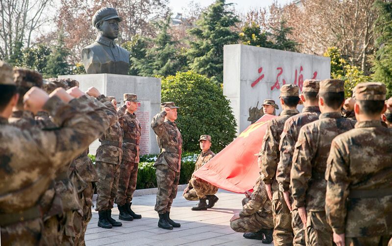 陸軍第71集團(tuán)軍某合成旅王杰生前所在連官兵組織黨員重溫入黨誓詞(2018年12月14日攝)