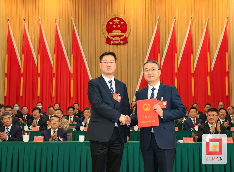 向新当选的市人民政府市长颁发当选证书.jpg