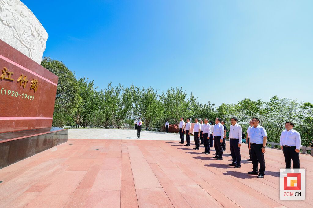 范波、李建勤在紅梅廣場瞻仰江竹筠烈士塑像，并敬獻(xiàn)鮮花.jpg