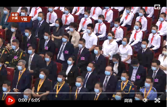 点击图片观看△独家V观丨习近平：“七一勋章”获得者是立足本职、默默奉献的平凡英雄
