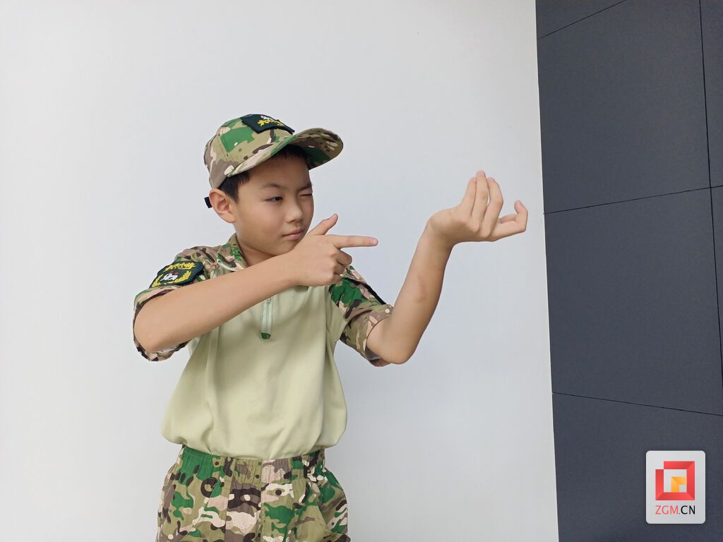 朱常文讲述参加活动情况 记者 陈凡逸 摄.jpg
