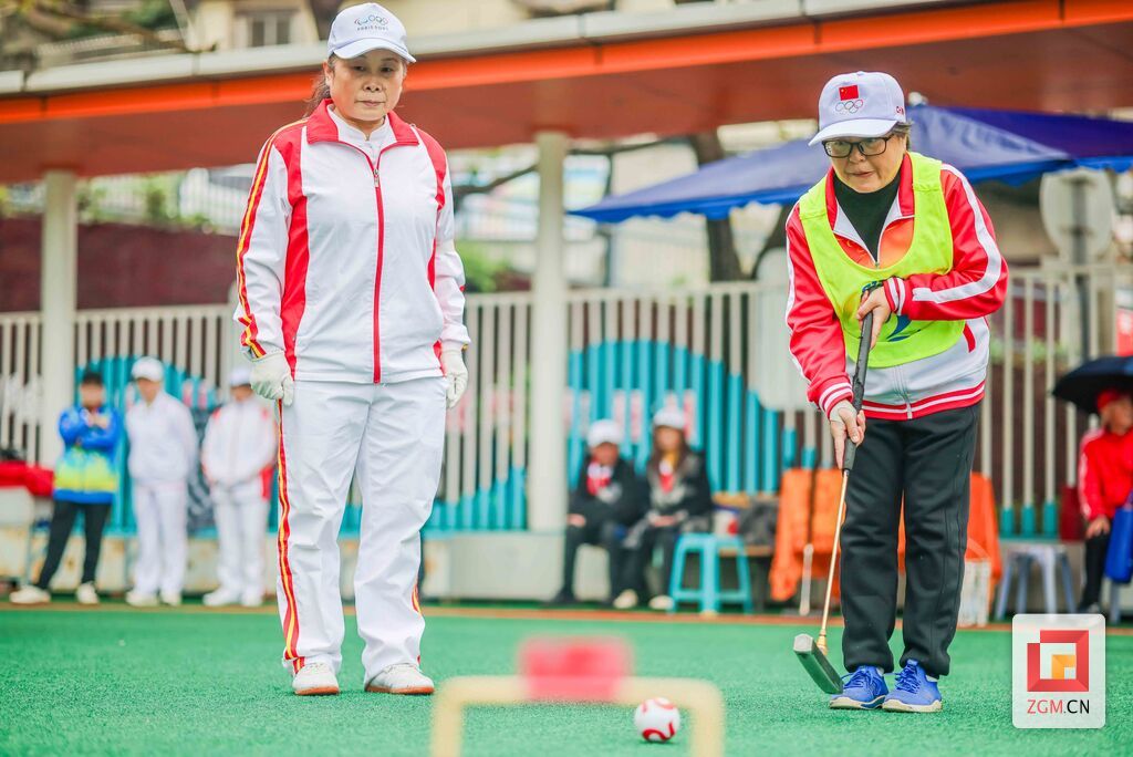 手握球槌 记者 宋姿熠 摄.jpg