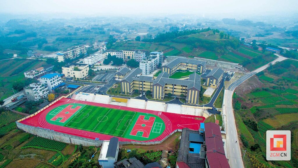 图：新迁建的牛佛镇中心校小学