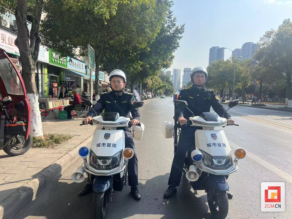 城管骑巡队 记者 陈行 摄.jpg