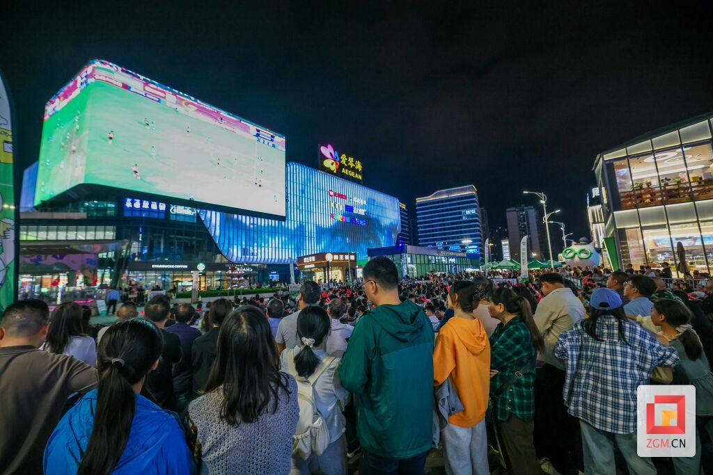 华商大屏前人头攒动,市民驻足围观 记者 宋姿熠 摄.jpg