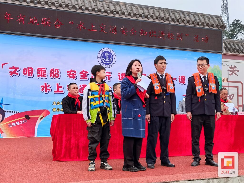 現(xiàn)場演示救生衣的穿戴方法.jpg
