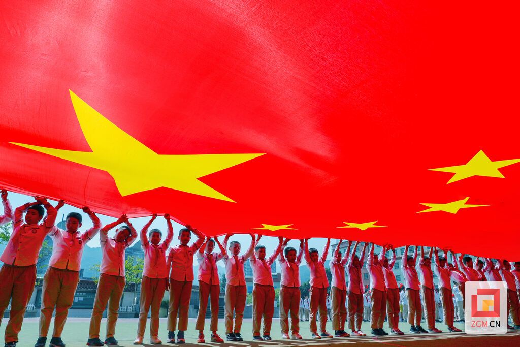 代君君+《國(guó)旗下的合影》+17708368259+國(guó)旗飛揚(yáng)，揚(yáng)出我華夏風(fēng)采，藍(lán)天之下，是我祖國(guó)大好河山，武隆區(qū)實(shí)驗(yàn)小學(xué)的孩子們曬的是與祖國(guó)的合影，秀的是對(duì)祖國(guó)的熱愛。.jpg