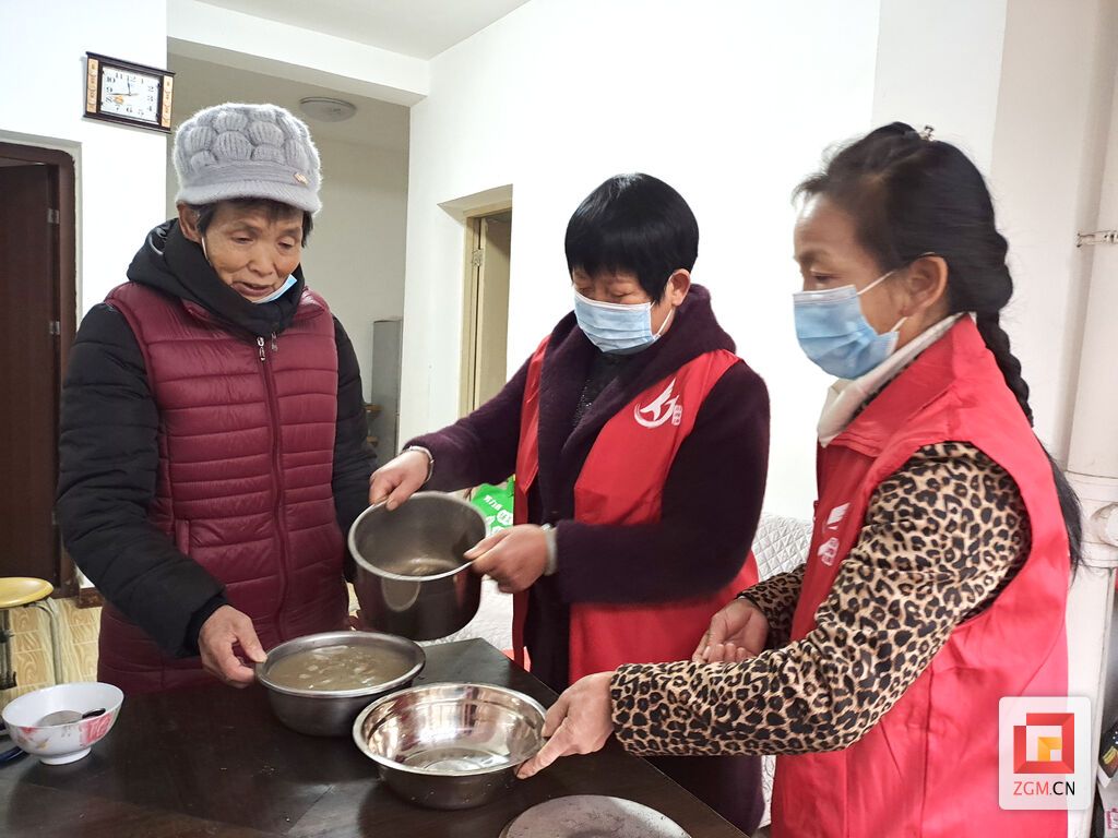 图6：沿滩志愿“时间银行”志愿者关爱老人银龄服务.jpg