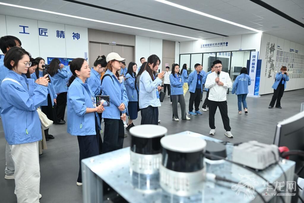 1工匠学院智能网联分院助理、长安汽车首席服务专家郭强向媒体记者做讲解