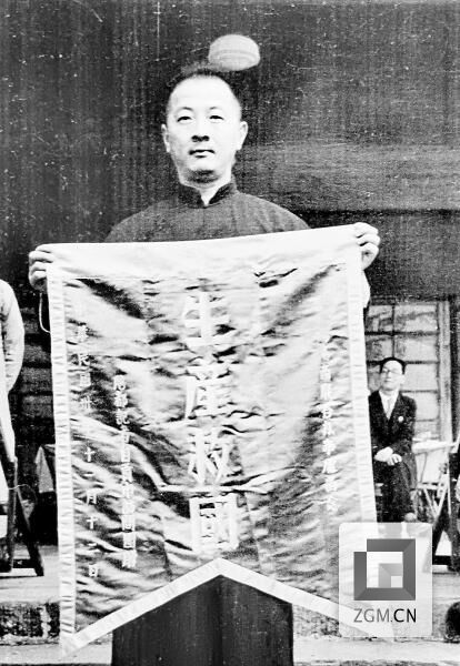陪都记者团致赠纪念旗.jpg