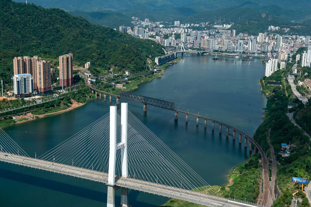 近年来，南平市延平区着力推近“水美城市”建设，使得闽江上游两岸景观层次分明，形成了高低有致、错落共生的自然生态。伊凡 摄