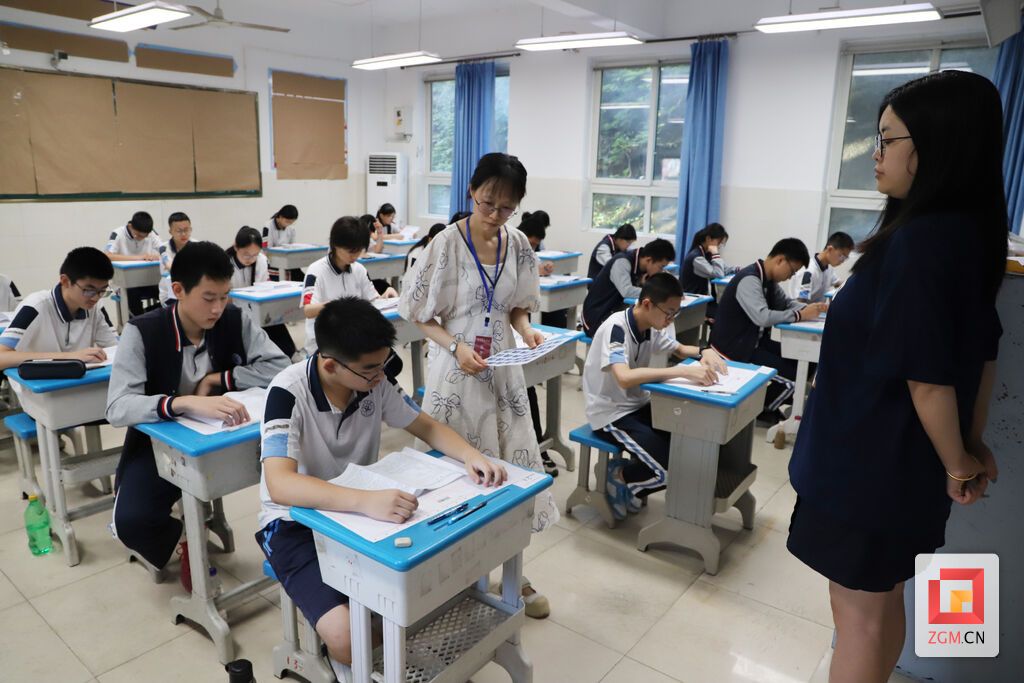8点55分 再次核对考生信息 记者 陈凡逸 摄.JPG