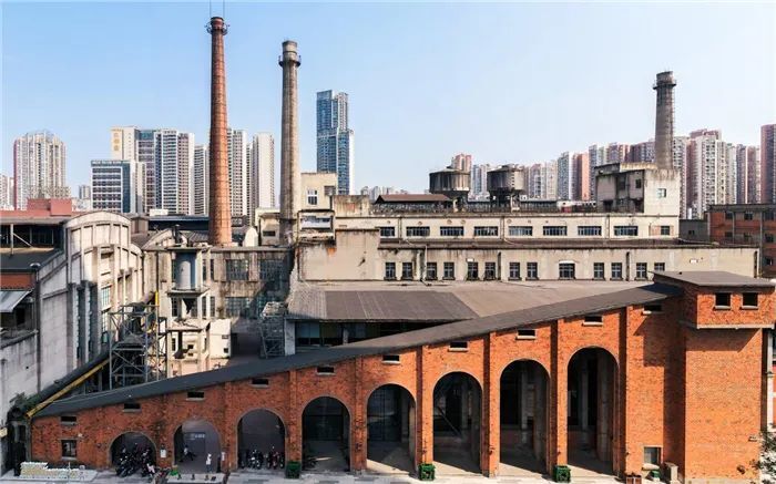在原成都國營紅光電子管廠舊址上改建而成的東郊記憶園區(qū)南大門。大門既保留了老工業(yè)區(qū)的風(fēng)貌，又融入了現(xiàn)代審美和創(chuàng)意，成為了園區(qū)一大亮點。資料圖片