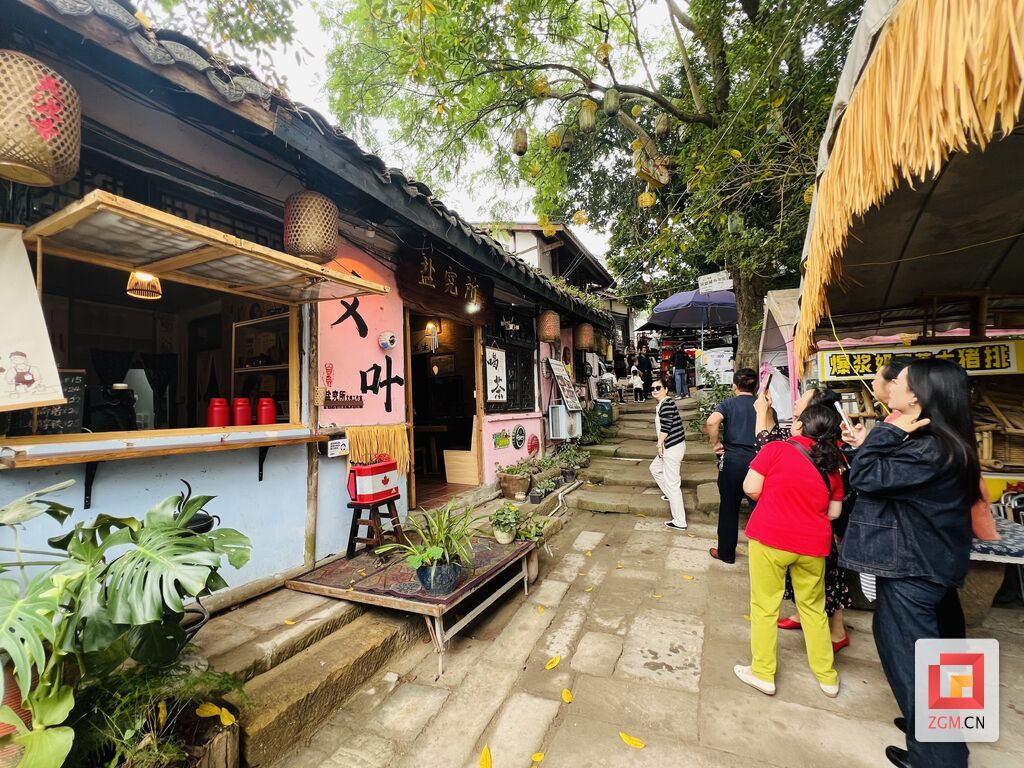 网红商店 游客驻足打卡.jpg