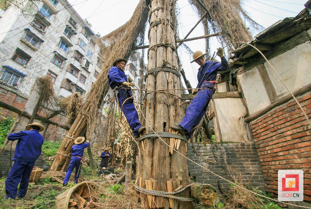 辊工修缮天车 记者 叶卫东 摄于2008年4月.jpg