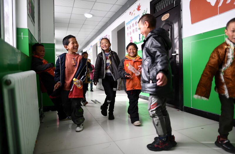 2021年3月26日，青海玛多县民族寄宿制中学二年级的学生在课间玩耍。该校目前采用清洁取暖方式，学生的学习和生活环境大为改善。新华社记者 张宏祥 摄