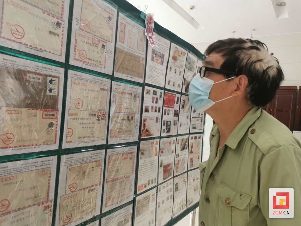 市民現(xiàn)場參觀集郵展