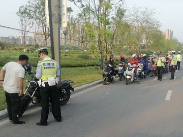 沿滩交警开展两轮、三轮摩托车（电动车）G348主道禁行整治
