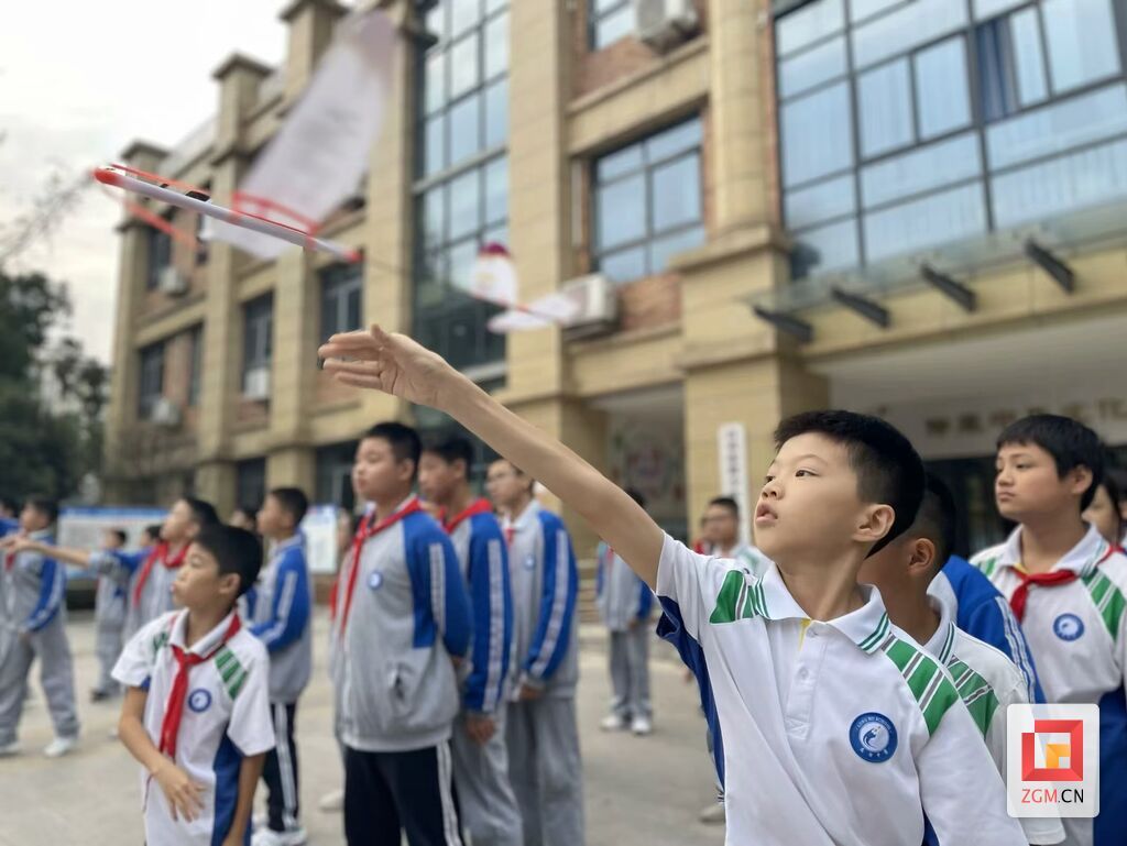 放飞梦想(龙湖中学供图).jpg