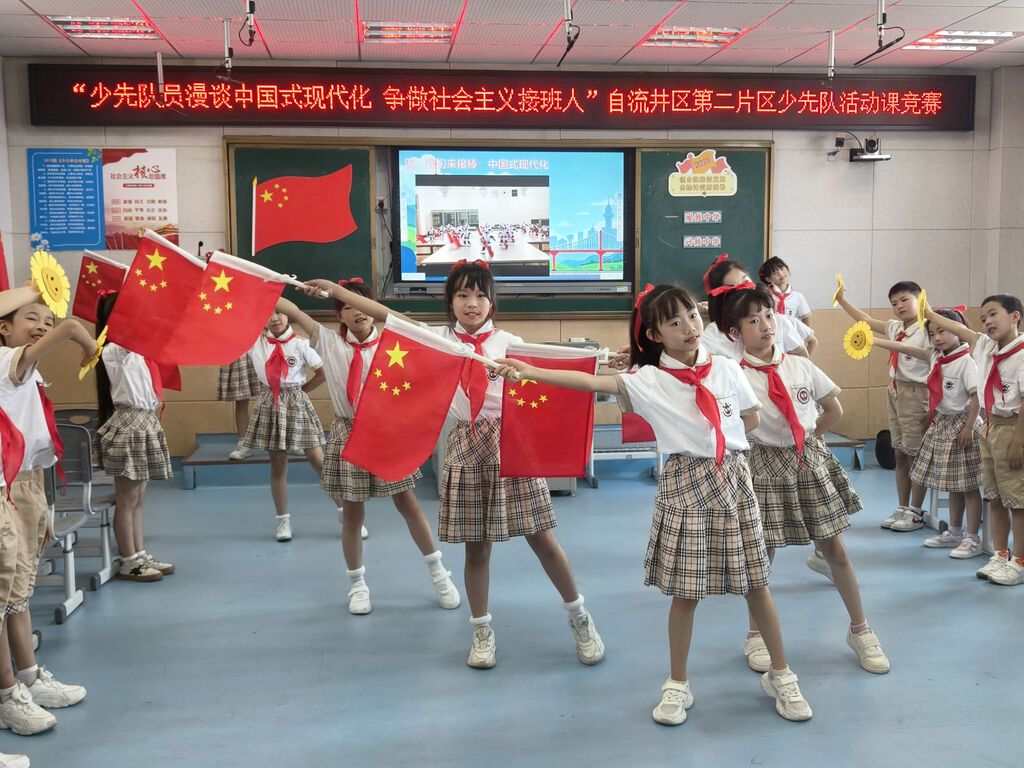 东方小学少先队员.jpg
