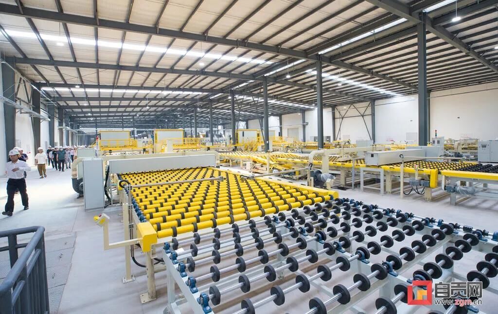 ▲凯盛（自贡）新能源太阳能新材料一期项目生产线
