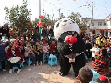 【我们的节日·春节】荣县新桥镇：“烟火气”新春团拜会 共绘乡村振兴新画卷