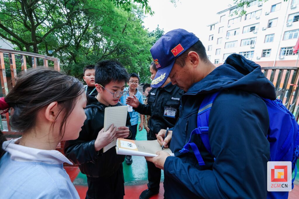 王伟为学弟学妹写上寄语.jpg