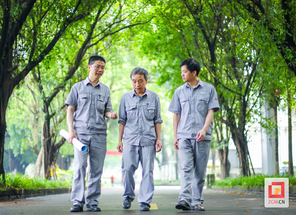 潘登在這座以“花園式工廠”聞名的廠區(qū)里已工作26個年頭，工作之余和同事們一起是林蔭道上散散步、交流就交流心得是他最常用的放松方式。 (2).jpg