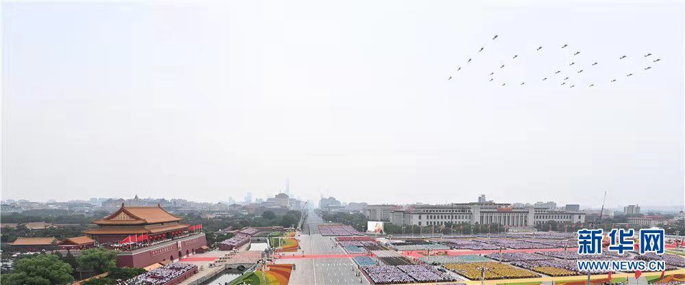 7月1日上午，庆祝中国共产党成立100周年大会将在北京天安门广场隆重举行。这是飞行庆祝表演。新华社记者 李响 摄