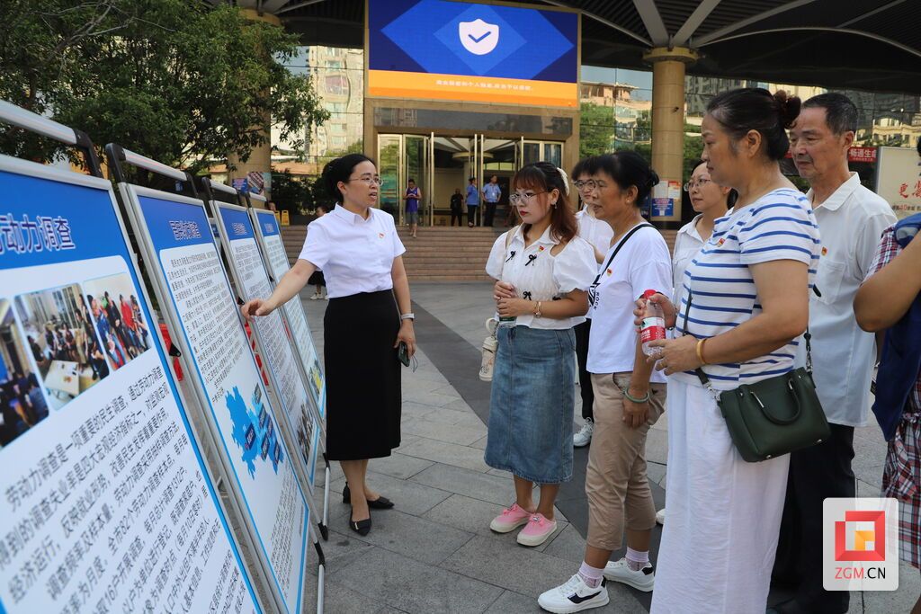 觀看統(tǒng)計知識展板 記者 陳凡逸 攝.JPG