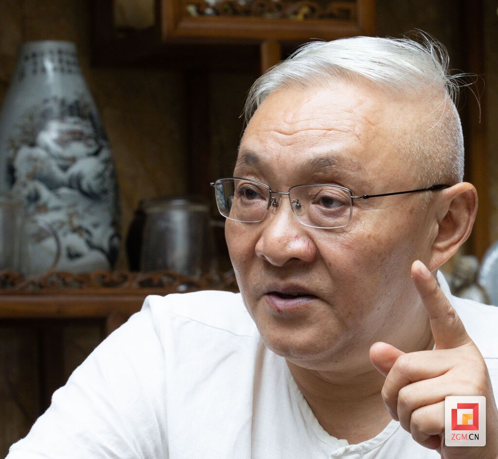著名油畫家李小華.jpg