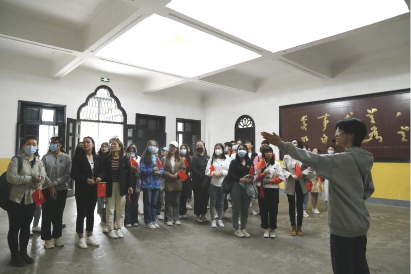 2021年5月20日,,在喜迎中國共產(chǎn)黨建黨100周年之際,,我校開展了少數(shù)民族學生“學黨史、感恩黨,、跟黨走”紅色研學活動,。