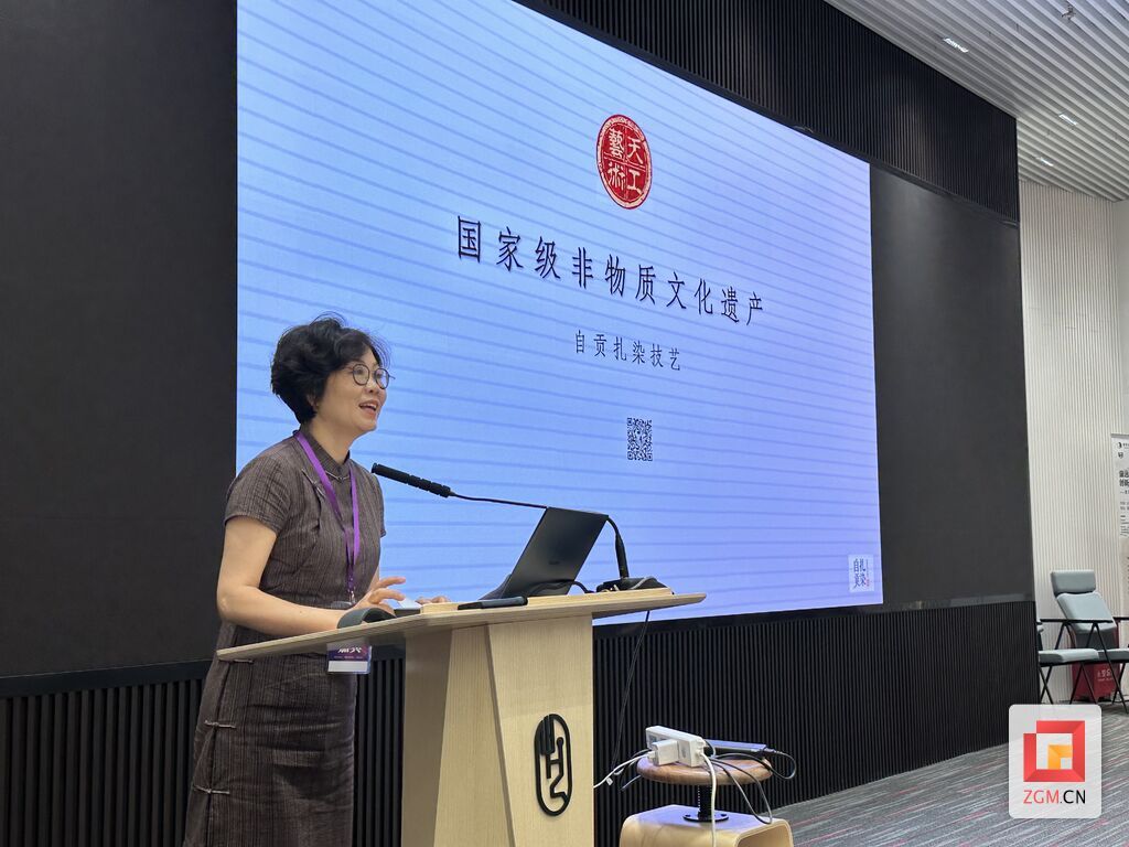 李娟在清華大學(xué)美術(shù)學(xué)院舉辦的清華大學(xué)“藝術(shù)與科技融合”主題沙龍上做“自貢扎染技藝的傳承與創(chuàng)新”分享-2.jpg