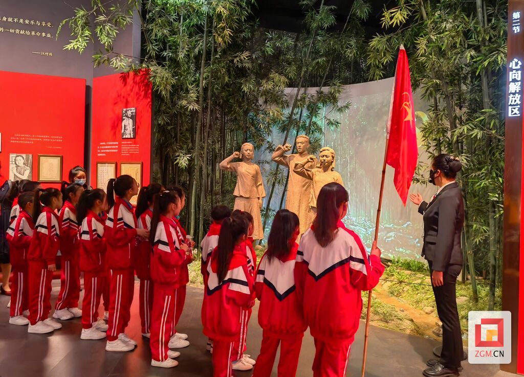 參觀江姐文化藝術(shù)中心陳列展覽館.jpg