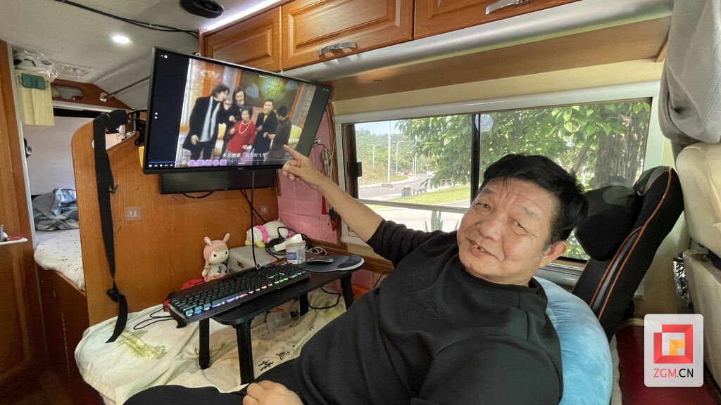 郭志军给记者介绍创作过程 记者 陈曦 摄.jpg