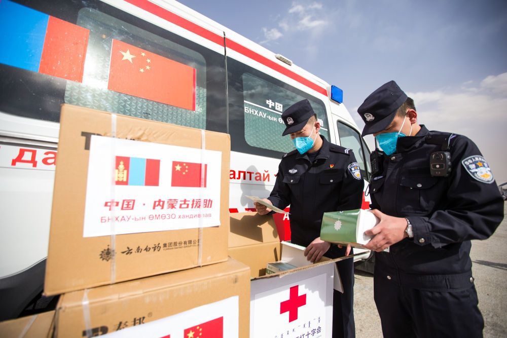 4月25日,内蒙古自治区人民政府向蒙古国乌兰巴托市捐赠的抗疫防控物资从二连浩特口岸公路货运“绿色通道”出境。(郭鹏杰 摄)
