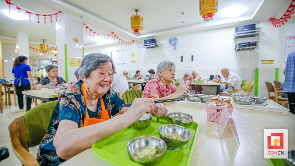 老人在助餐服務(wù)點快樂就餐.jpg