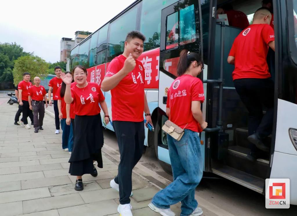 荣县球迷坐车为川超助力（资料图片）.png