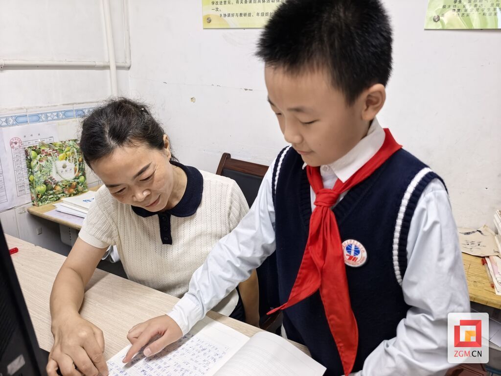 班主任晏明英辅导杨筵凯.jpg